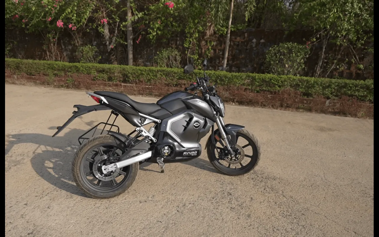 Revolt RV400 BRZ Price, Range & Review: क्या यह इलेक्ट्रिक बाइक सच में आपके ₹50,000 बचाएगी?
